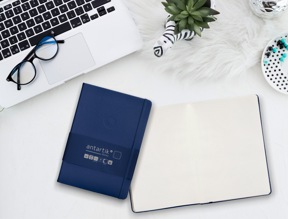 CUADERNO CON GOMILLA ANTARTIK NOTES TAPA DURA A5 HOJAS PUNTOS AZUL MARINO 100 HOJAS 80 GR FSC