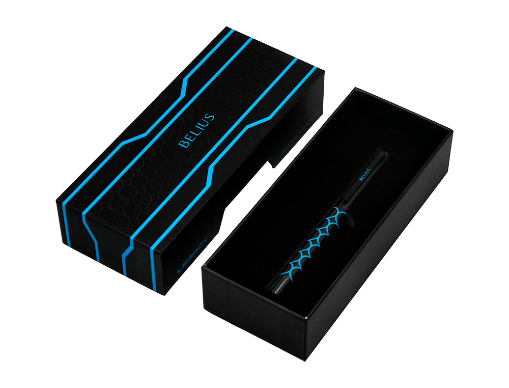 BOLIGRAFO BELIUS LEGACY ALUMINIO DISEO CIRCULOS AZUL CUERPO NEGRO TINTA COLOR AZUL CAJA DE DISEO
