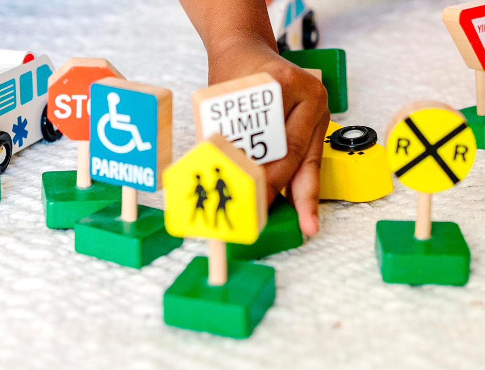 JUEGO INFANTIL IMAGINOVO MADERA VEHICULOS Y SEALES DE TRAFICO +3 AOS 16 PIEZAS 30X22X4CM