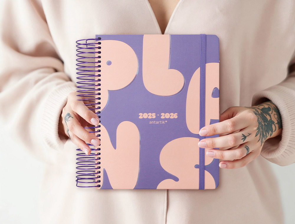 AGENDA ESCOLAR ANTARTIK 25-26 ESPIRAL PLANS MORADO DIA PAGINA A5 BILINGE PAPEL FSC 80 GR