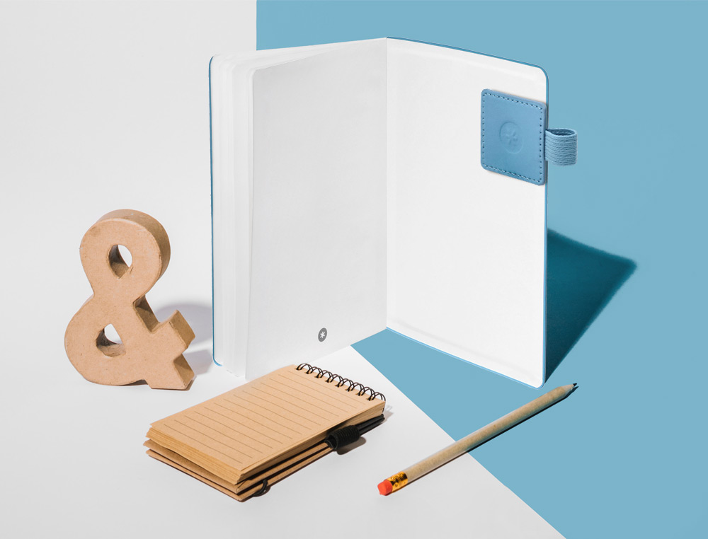 PORTABOLIGRAFO AUTOADHESIVO ANTARTIK PARA CUADERNO NOTE CON ELASTICO HASTA 15 MM GROSOR 80 MM AZUL CLARO 40X40