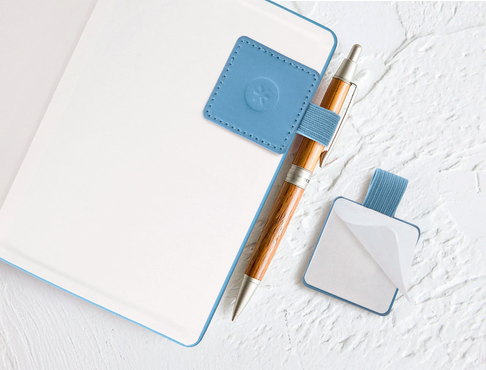 PORTABOLIGRAFO AUTOADHESIVO ANTARTIK PARA CUADERNO NOTE CON ELASTICO HASTA 15 MM GROSOR 80 MM AZUL CLARO 40X40