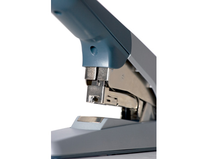 GRAPADORA PETRUS 1400 CAPACIDAD 60 HOJAS COLOR PLATA USA GRAPAS 25/10