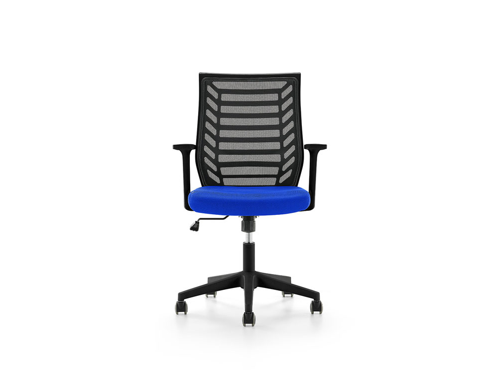 SILLA ROCADA DE OFICINA CON BRAZOS TAPIZADA EN TELA IGNIFUGA AZUL Y RESPALDO DE MALLA NEGRO