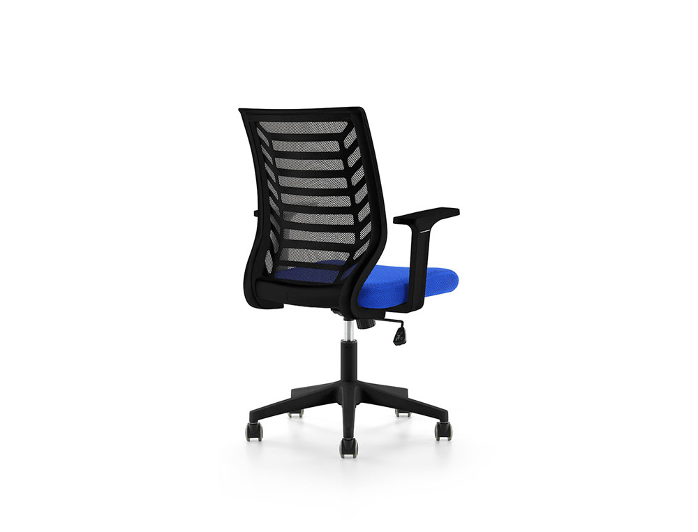 SILLA ROCADA DE OFICINA CON BRAZOS TAPIZADA EN TELA IGNIFUGA AZUL Y RESPALDO DE MALLA NEGRO